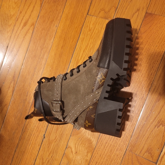 Louis Vuitton boots - Picture 8 of 9